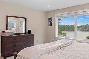 Lakeside Serenity by Avantstay Lakefront, Newly Built, Deck w/ Views!