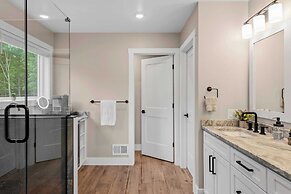 Lakeside Serenity by Avantstay Lakefront, Newly Built, Deck w/ Views!