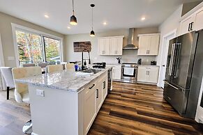 Lakeside Serenity by Avantstay Lakefront, Newly Built, Deck w/ Views!