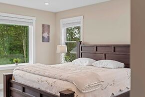 Lakeside Serenity by Avantstay Lakefront, Newly Built, Deck w/ Views!