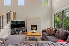 Lakeside Serenity by Avantstay Lakefront, Newly Built, Deck w/ Views!