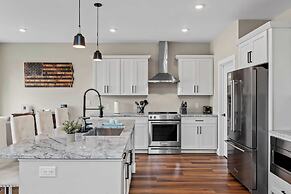 Lakeside Serenity by Avantstay Lakefront, Newly Built, Deck w/ Views!