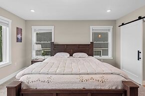 Lakeside Serenity by Avantstay Lakefront, Newly Built, Deck w/ Views!