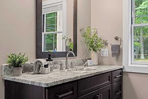 Lakeside Serenity by Avantstay Lakefront, Newly Built, Deck w/ Views!