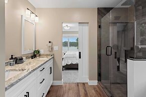 Lakeside Serenity by Avantstay Lakefront, Newly Built, Deck w/ Views!