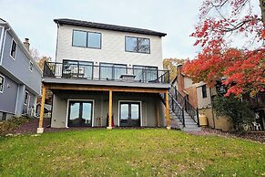 Lakeside Serenity by Avantstay Lakefront, Newly Built, Deck w/ Views!