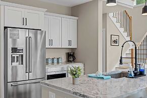 Lakeside Serenity by Avantstay Lakefront, Newly Built, Deck w/ Views!