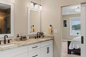 Lakeside Serenity by Avantstay Lakefront, Newly Built, Deck w/ Views!