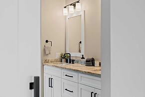 Lakeside Serenity by Avantstay Lakefront, Newly Built, Deck w/ Views!