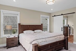 Lakeside Serenity by Avantstay Lakefront, Newly Built, Deck w/ Views!