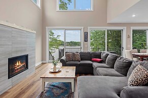 Lakeside Serenity by Avantstay Lakefront, Newly Built, Deck w/ Views!