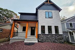 Lakeside Serenity by Avantstay Lakefront, Newly Built, Deck w/ Views!