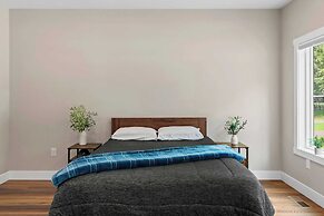 Lakeside Serenity by Avantstay Lakefront, Newly Built, Deck w/ Views!