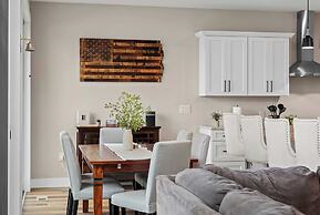 Lakeside Serenity by Avantstay Lakefront, Newly Built, Deck w/ Views!