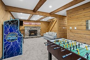 The Breck by Avantstay Modern 6bdr Cabin w/ Hot Tub & Game Room