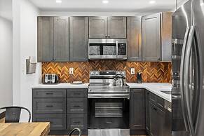 The Breck by Avantstay Modern 6bdr Cabin w/ Hot Tub & Game Room