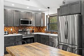 The Breck by Avantstay Modern 6bdr Cabin w/ Hot Tub & Game Room