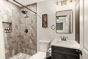 The Breck by Avantstay Modern 6bdr Cabin w/ Hot Tub & Game Room