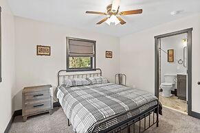 The Breck by Avantstay Modern 6bdr Cabin w/ Hot Tub & Game Room