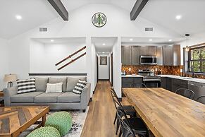 The Breck by Avantstay Modern 6bdr Cabin w/ Hot Tub & Game Room
