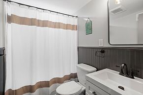 The Breck by Avantstay Modern 6bdr Cabin w/ Hot Tub & Game Room