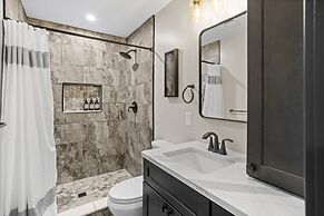 The Breck by Avantstay Modern 6bdr Cabin w/ Hot Tub & Game Room