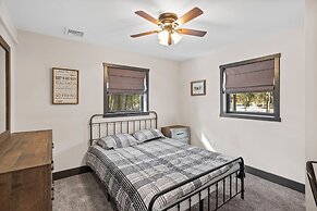 The Breck by Avantstay Modern 6bdr Cabin w/ Hot Tub & Game Room