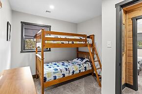 The Breck by Avantstay Modern 6bdr Cabin w/ Hot Tub & Game Room