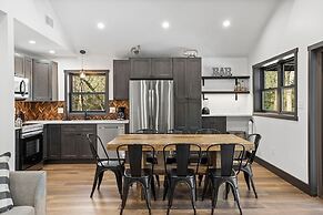 The Breck by Avantstay Modern 6bdr Cabin w/ Hot Tub & Game Room