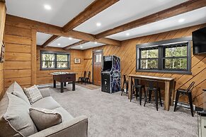 The Breck by Avantstay Modern 6bdr Cabin w/ Hot Tub & Game Room