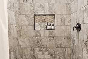 The Breck by Avantstay Modern 6bdr Cabin w/ Hot Tub & Game Room