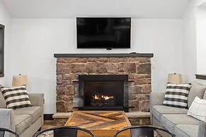 The Breck by Avantstay Modern 6bdr Cabin w/ Hot Tub & Game Room