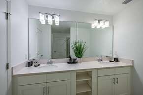 Spacious Beautiful 3-br Condo Prime Location