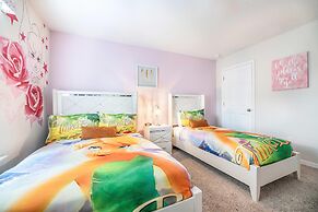 Sunny Retreat-colorful Home Pool Great Location