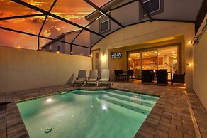 Sunny Retreat-colorful Home Pool Great Location