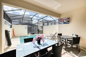 Sunny Retreat-colorful Home Pool Great Location