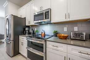 Luxury Chic Modern Home Prime Location