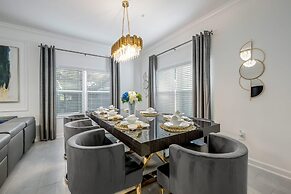 Luxury Chic Modern Home Prime Location