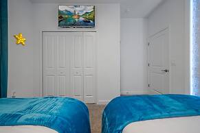 Luxury Chic Modern Home Prime Location