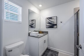 Luxury Chic Modern Home Prime Location