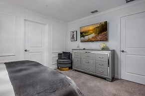 Luxury Chic Modern Home Prime Location