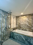 arunsakhon luxury condo