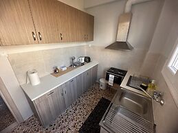 Agioi Theodoroi Beach view Modern Apt