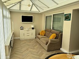 Bungalow-2bed-1bath-petfriendly-parking