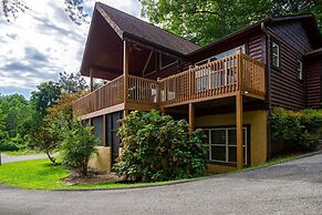 Moonshine Hollow 3 Bedroom Cabin by RedAwning