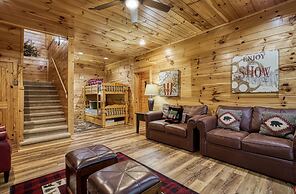 Moonshine Hollow 3 Bedroom Cabin by RedAwning