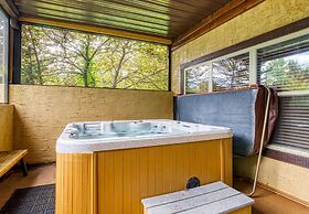 Moonshine Hollow 3 Bedroom Cabin by RedAwning