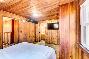 Gatlinburg Cabin: Hot Tub & River Views