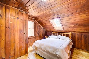 Gatlinburg Cabin: Hot Tub & River Views