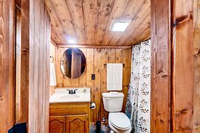 Gatlinburg Cabin: Hot Tub & River Views